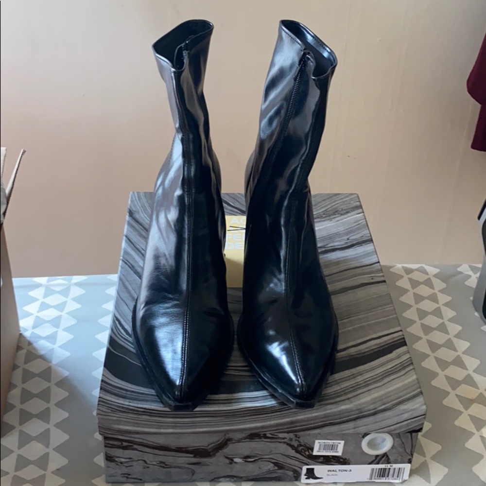 Black boots in great condition worn few times